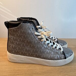 Michael Kors LS22B Womens 7M Silver MK Monogram High Top Sneakers Black Trim